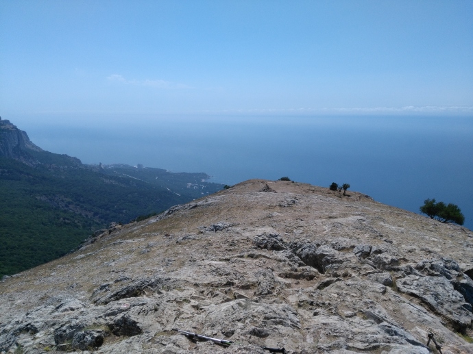 Вид в сторону вершинного плато Ильяс-Кая с вершины горы