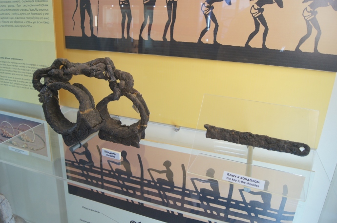 Экспонаты главного музея - Кандалы и ключ
