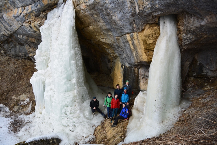 Групповое фото у водопада Кутан