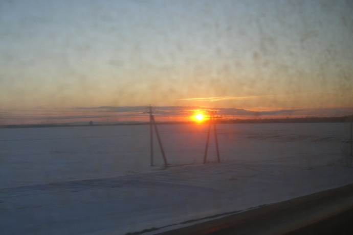 Закат и снежные поля (фото сделано через окно поезда)