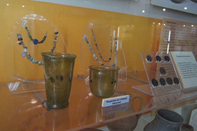 Экспонаты главного музея - стекло и бусы