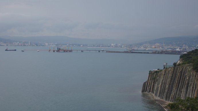 Вид на Цемесскую бухту со смотровой у памятника Морякам революции