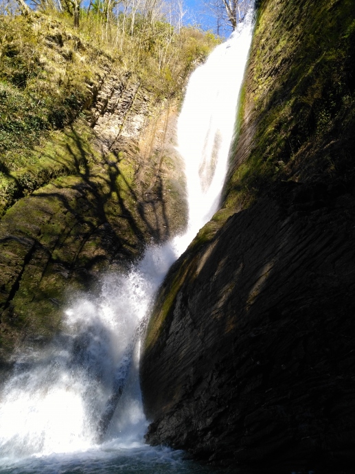 Ореховский водопад, вид снизу