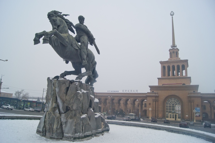 Скульптура около Ереванского ЖД Вокзала