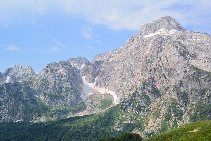 Общий вид на гору фишт со стороны Малого Фиштинского Ледника, по которому проходит первая часть восхождения