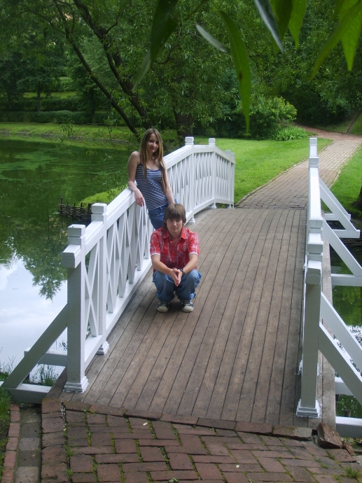 На мостике через Большой Пруд, рядом с Круглым садом