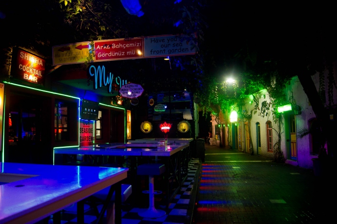 Улица баров в Мармарисе, пока пустая