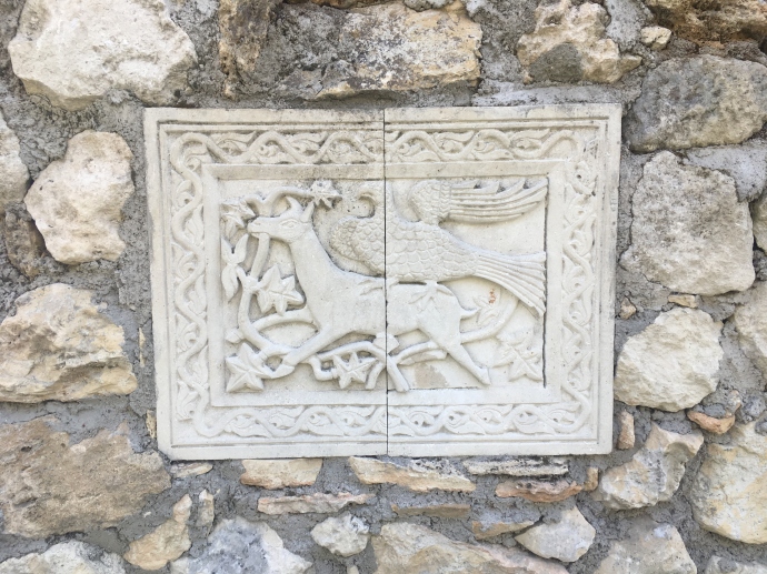 Лепнина у основания стены Свято-успенского пещерного храма