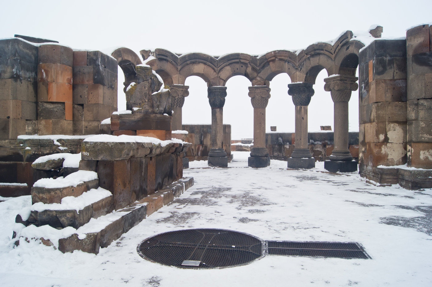 Где находится звартноц. Руины храма Звартноц. Развалины Звартноц Армения. Развалины храма Звартноц Армения. Ереван храм Звартноц.