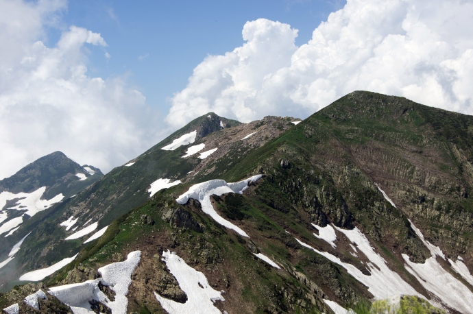 Главная вершина горы Ачишхо (средняя). С места съемки до нее ~1.5км и 70м набора высоты
