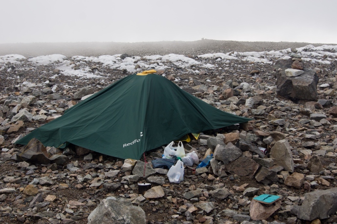 Наш лагерь на Безенгийском леднике. Поскольку было очень холодно и ветрено, накрыли палатку дополнительно тентом