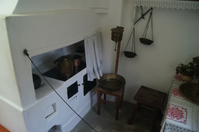 Интерьер домика Чехова - кухня и печь