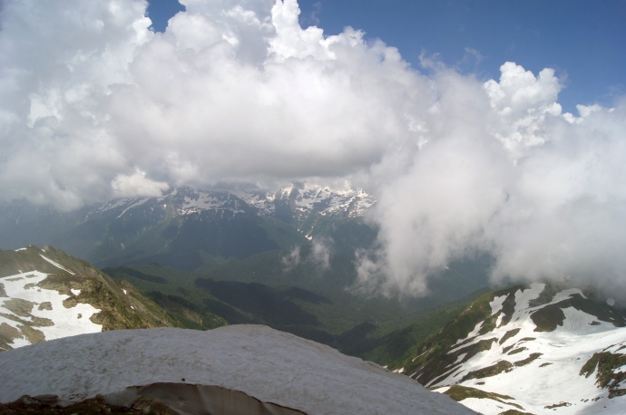 Вид с Восточной вершины на гору Чугуш, скрывающуюся за облаками