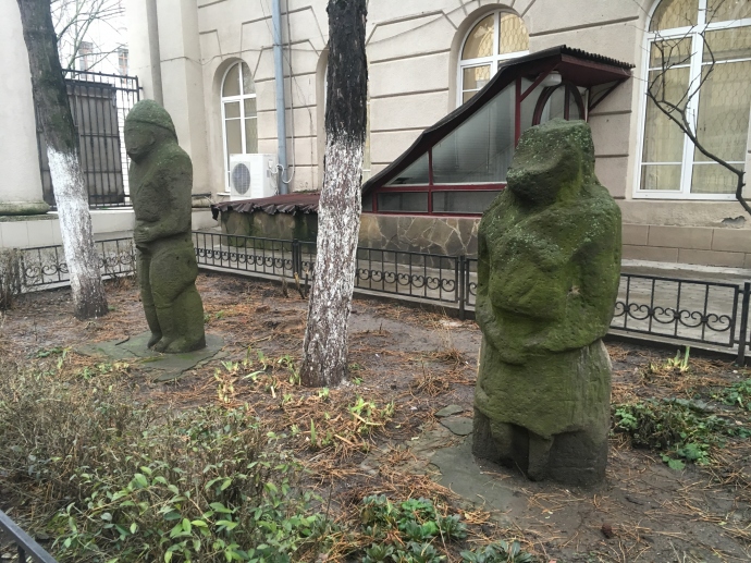 Половецкие изваяния во дворе музея