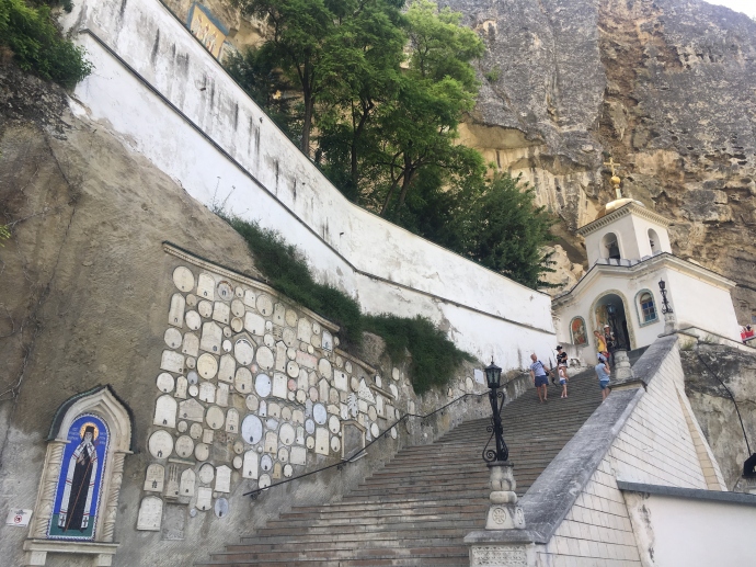 Лестница ведет к Свято-Успенскому пещерному храму