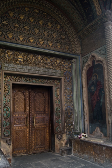 Двери в Эчмиадзинский Кафедральный Собор