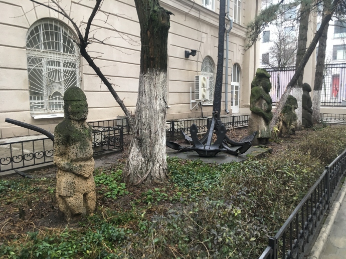 Половецкие изваяния во дворе музея