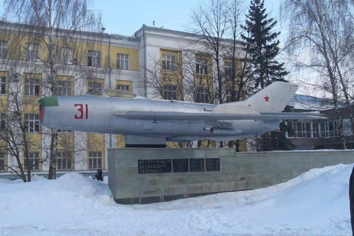 Самолёт-памятник МиГ-19 на территории УГАТУ