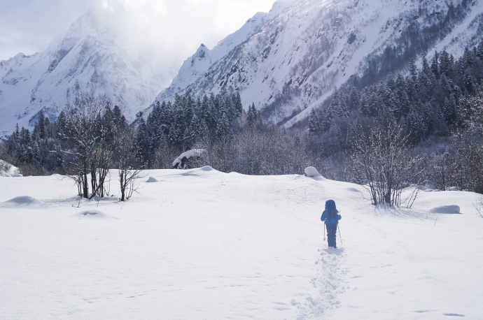 Снегоступим по долине реки Домбай-Ульген